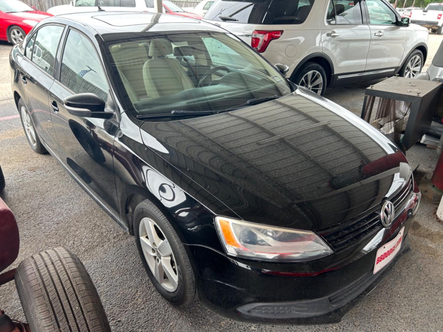 2012 Volkswagen Jetta TDI (3VWLL7AJ1CM) with an 2.0L L4 DOHC 16V TURBO engine, located at 1687 Business 35 S, New Braunfels, TX, 78130, (830) 625-7159, 29.655487, -98.051491 - Photo#1